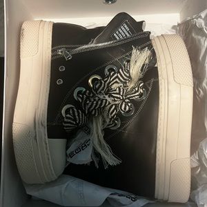 Size 38 in woman’s worn once before Got the wrong size and willing to negotiate!